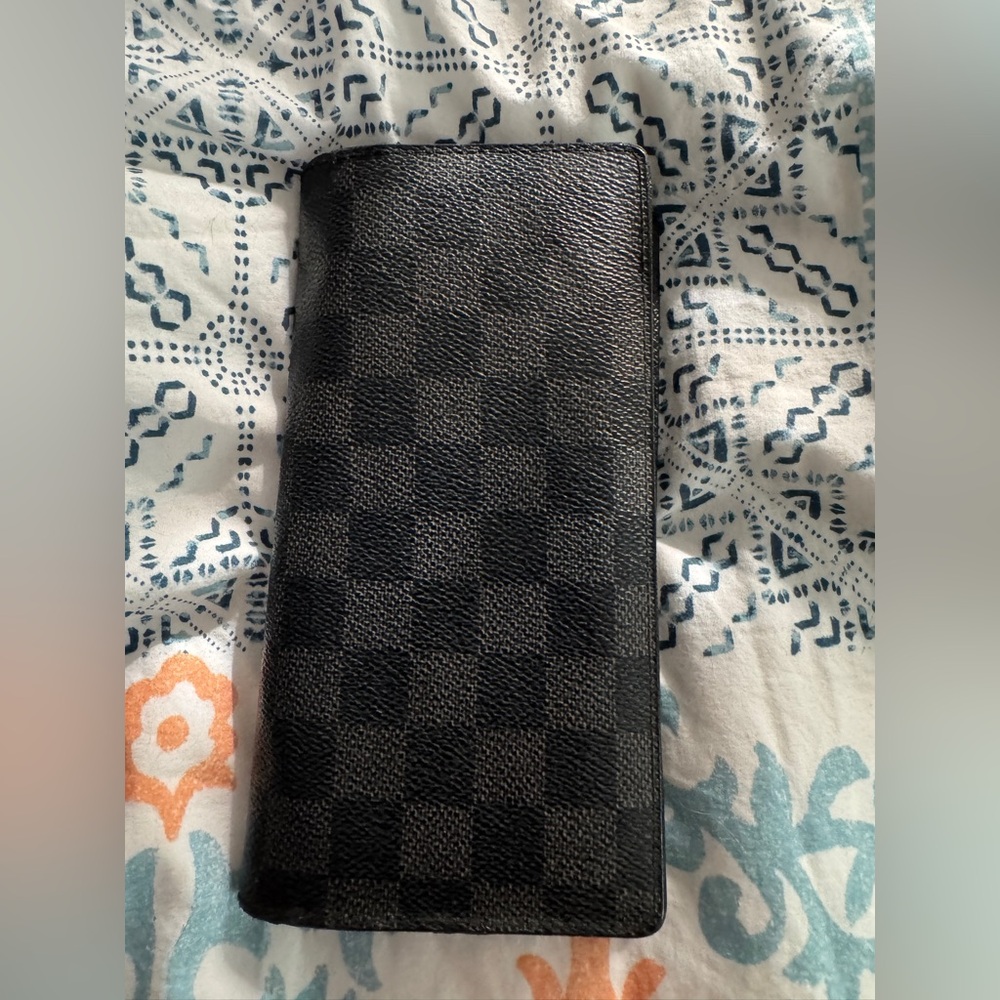 Louis Vuitton Black Brazza wallet with Damier pattern Key
